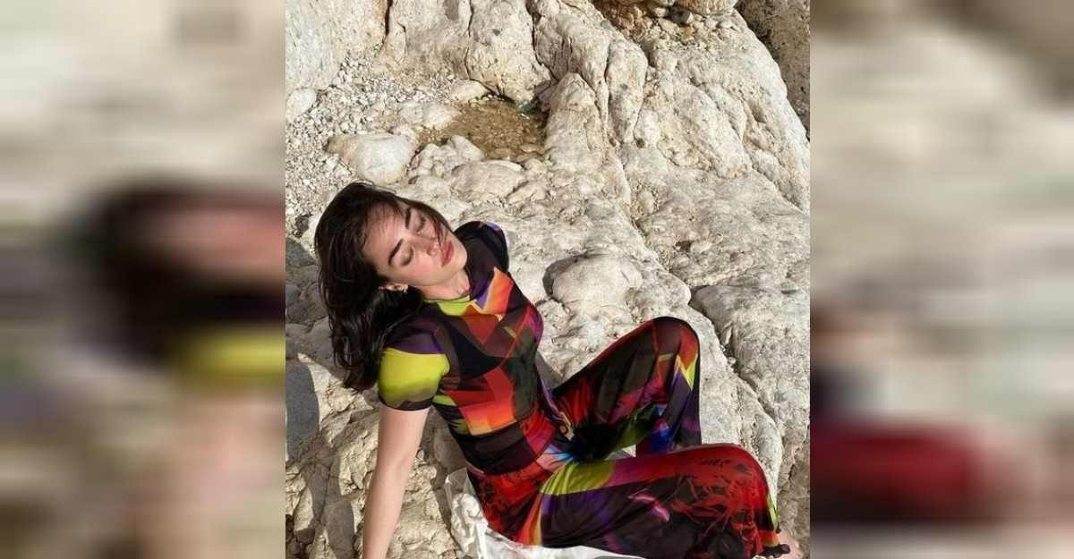 Esra Bilgiç Sahil Pozları