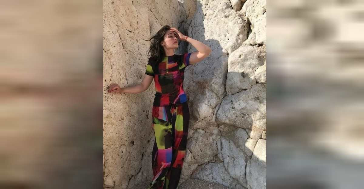 Esra Bilgiç Sahil Pozu