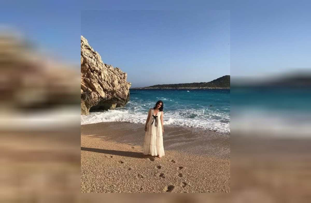 Esra Bilgiç'ten kumsal pozları