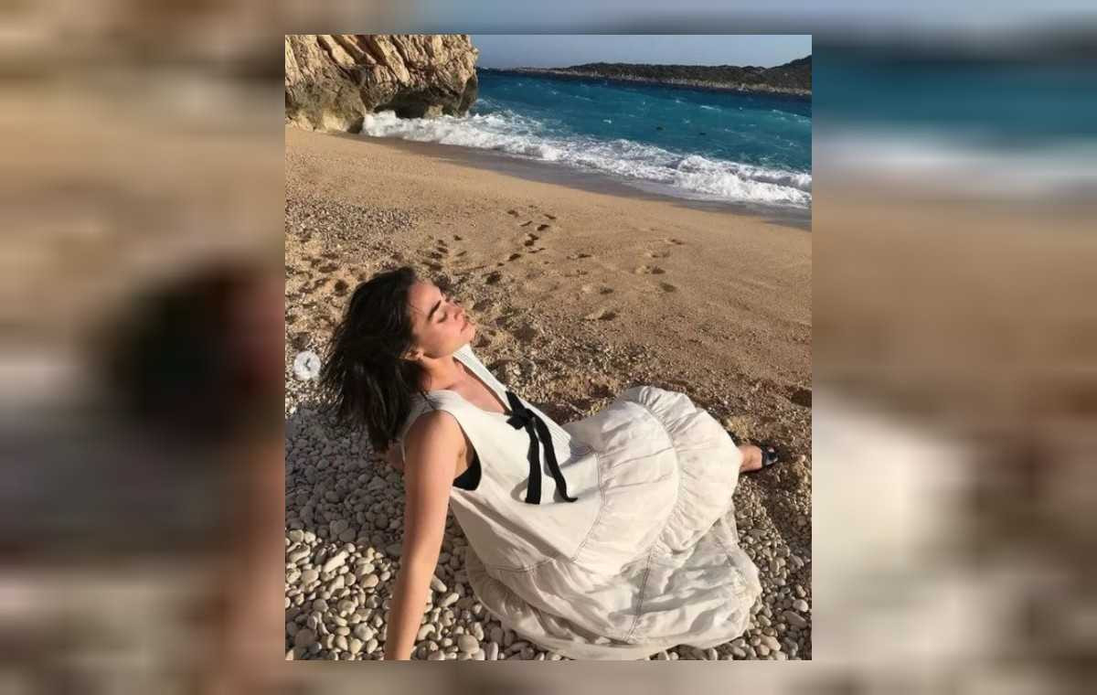 Esra Bilgiç'ten kumsal pozları