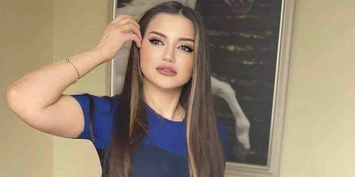 Esra Ezmeci Kimdir