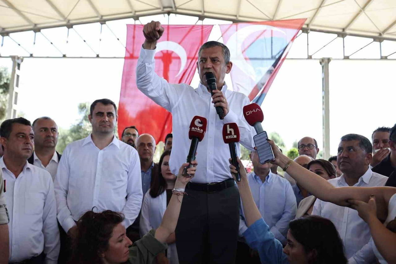 ETKİNLİĞE, CHP İZMİR MİLLETVEKİLLERİ GÖKÇE GÖKÇEN, EDNAN ARSLAN, ÜMİT ÖZLALE VE DENİZ YÜCEL'İN...