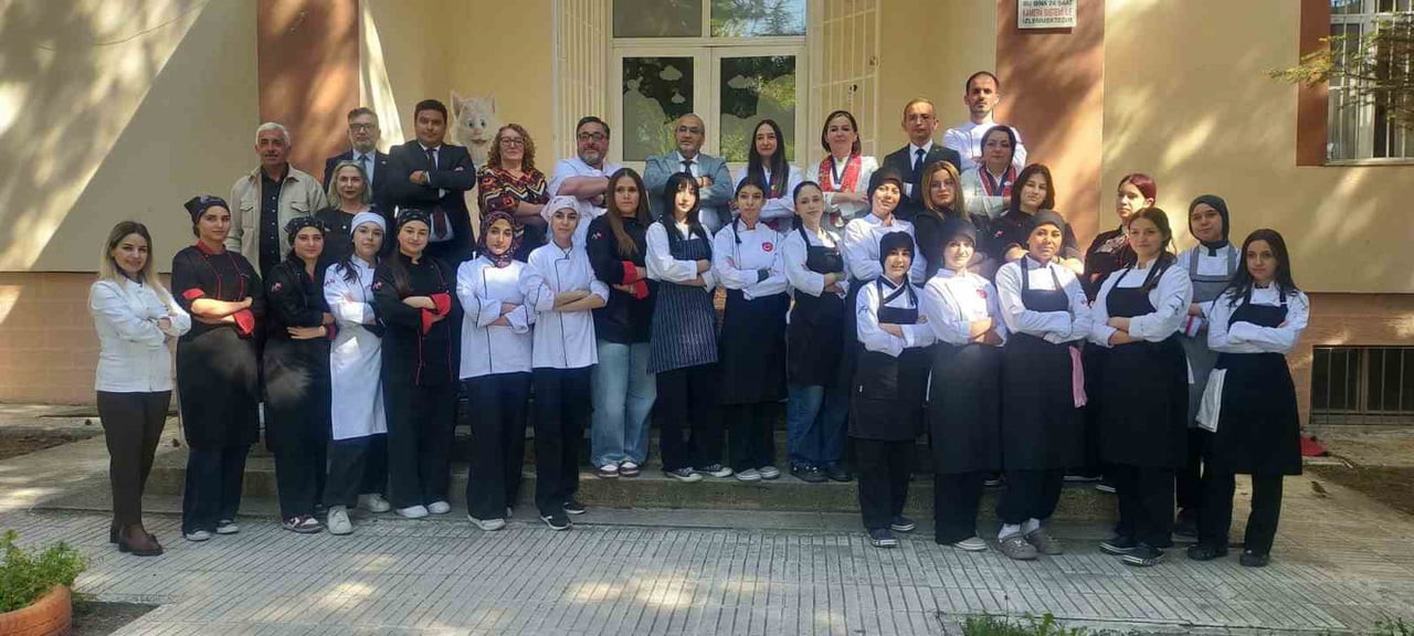 ETKİNLİĞİN SONUNDA ŞEFLER, ÖĞRENCİLER VE PROTOKOL ÜYELERİ GÜNÜN ANISINA HATIRA FOTOĞRAFI...