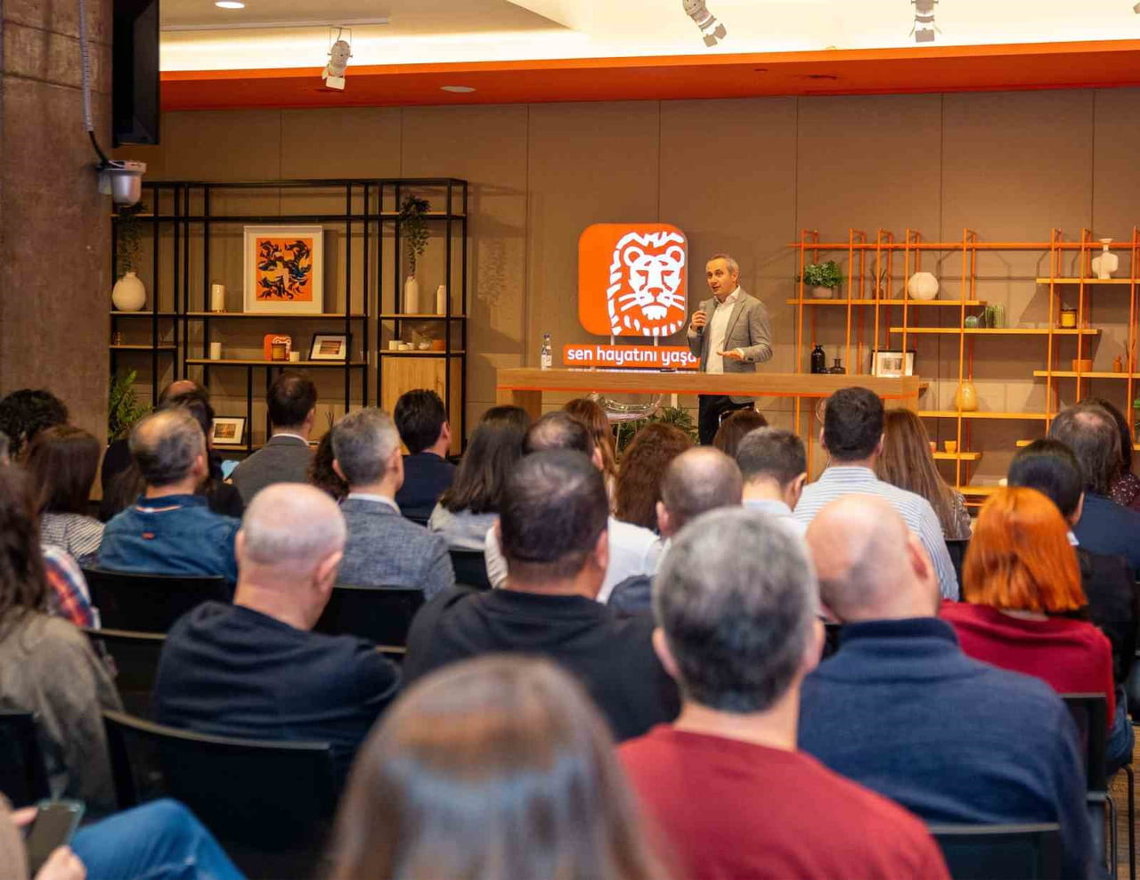 ETKİNLİKTE ING’NİN YAPAY ZEKÂ STRATEJİSİ, ORGANİZASYONEL DÖNÜŞÜM YAKLAŞIMI VE İNSAN-MAKİNE İŞ...