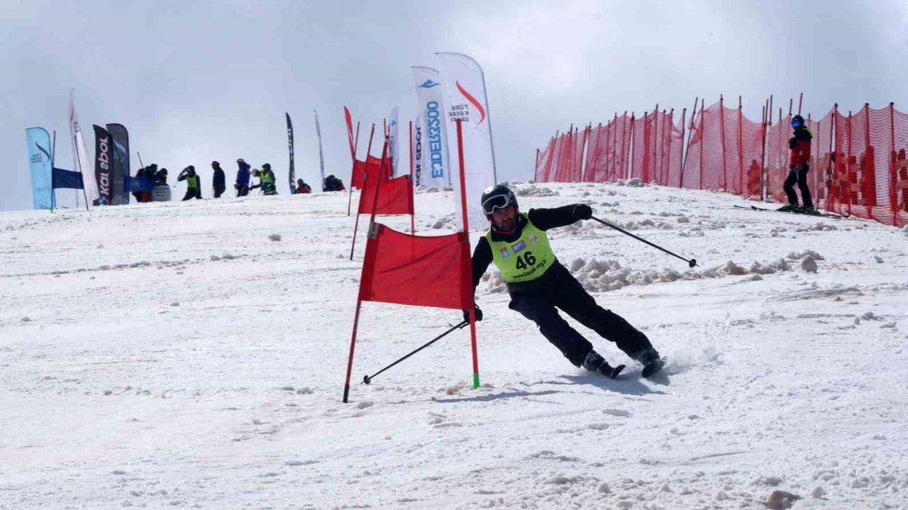 ETKİNLİKTE, KAYAK SPORUNA GÖNÜL VEREN KATILIMCILAR FARKLI YAŞ KATEGORİLERİNDE PODYUM MÜCADELESİ...