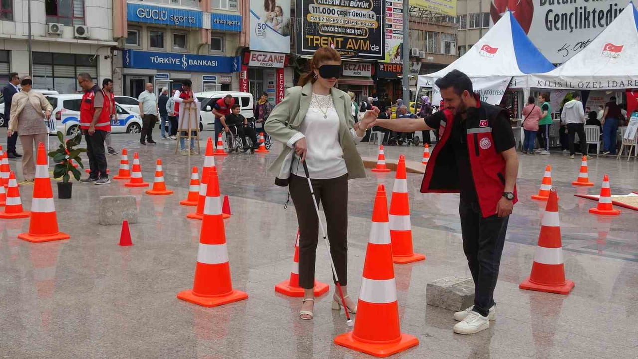ETKİNLİKTE VATANDAŞLAR, HAZIRLANAN ÖZEL PARKURLARDA ENGELLİ BİREYLERİN GÜNLÜK YAŞAMDA KARŞILAŞTIĞI...