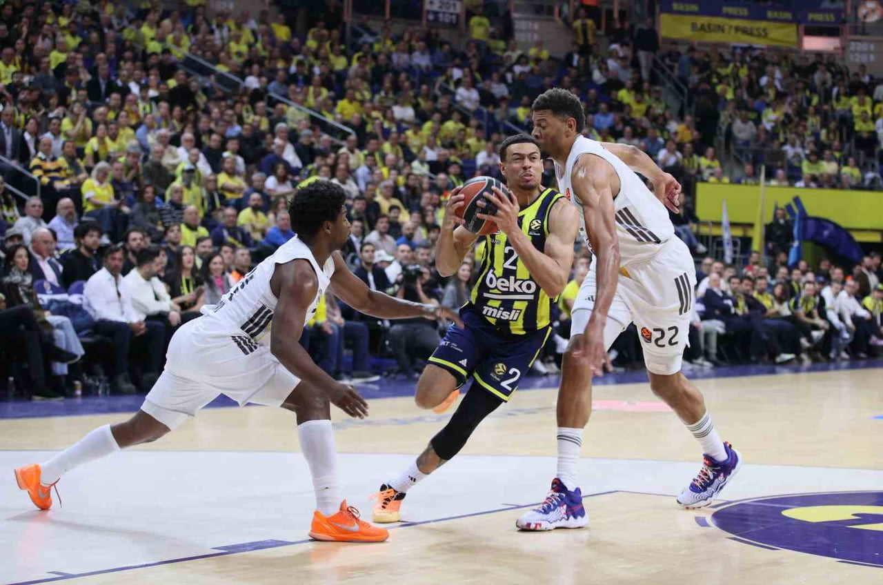 EUROLEAGUE'İN 37. HAFTASINDA FENERBAHÇE, REAL MADRİD'E MAĞLUP OLMASINA RAĞMEN SEZONUN BİTİMİNE 1...