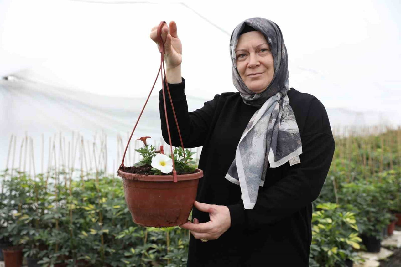 EV HANIMIYKEN SAMSUN BÜYÜKŞEHİR BELEDİYESİ’NDEN ALDIĞI DESTEK İLE SÜS BİTKİLERİ SERASI KURAN 50...