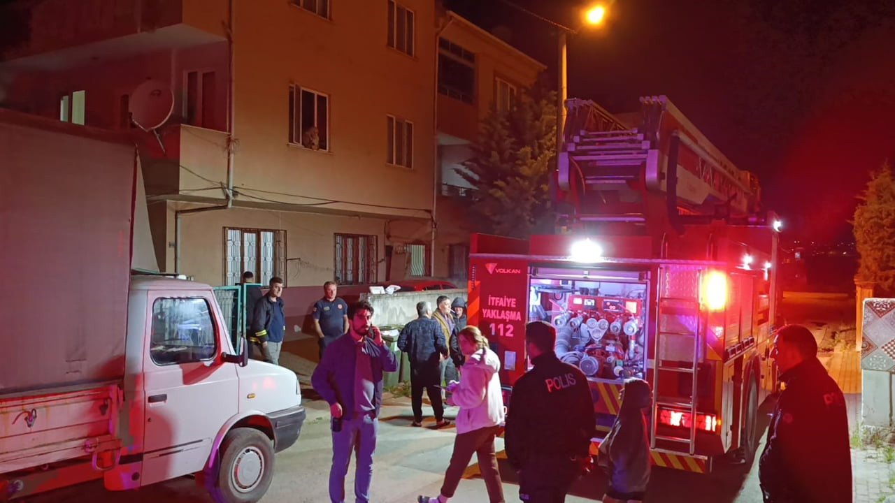 EV İÇERİSİNE DÜŞEN YANICI MADDE KISA SÜREDE YANGINA NEDEN OLDU. YANGIN SIRASINDA EVDE BULUNAN...