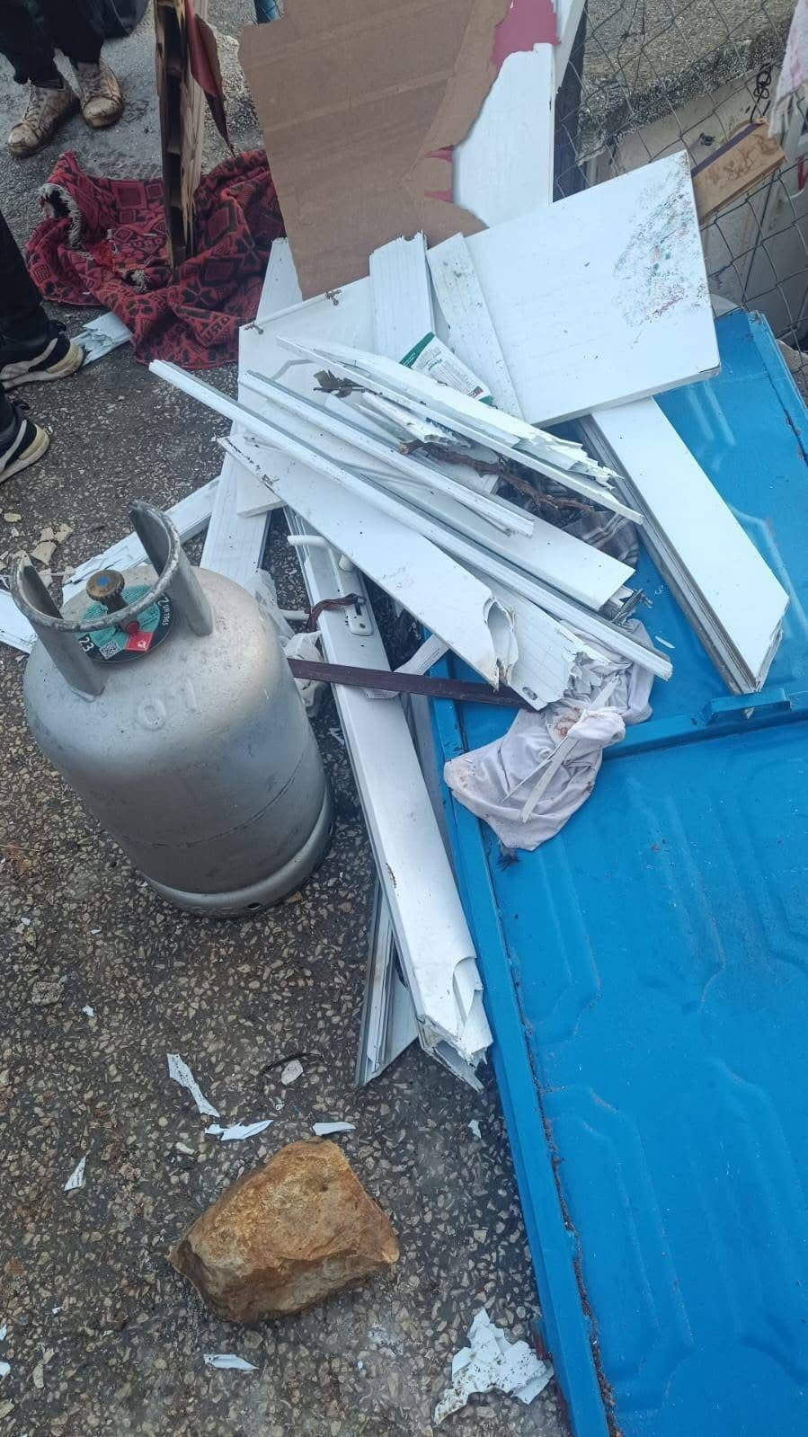 EVDE BÜYÜK HASARA YOL AÇAN OLAYDA, TÜPÜN PATLAMAMASI MUHTEMEL BİR FACİAYI ÖNLEDİ.