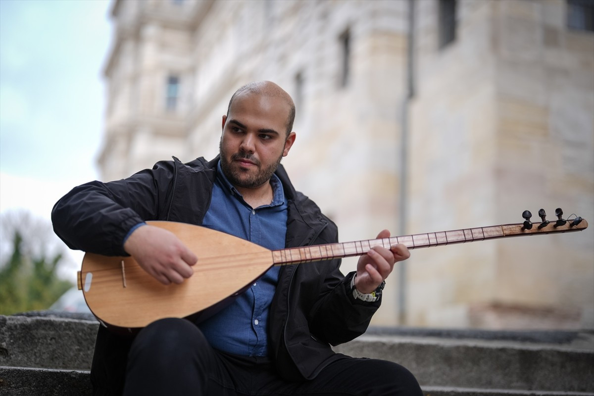 Evde tencere kapaklarıyla ritim tutarak başladığı müzik yolculuğunda çok sayıda enstrümanı çalıp...