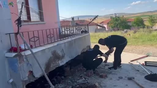 Evin duvarına giren yılanı itfaiye ekibi yakaladı