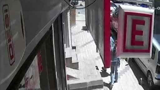 Evlere dadanan hırsızlar kamerada: 195 suç kaydı olduğu ortaya çıktı