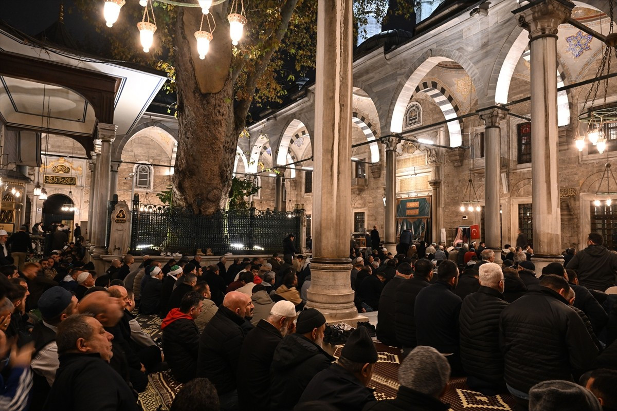 Eyüpsultan Camisi'nde Gazze’deki saldırılarda hayatını kaybedenler için dua programı...