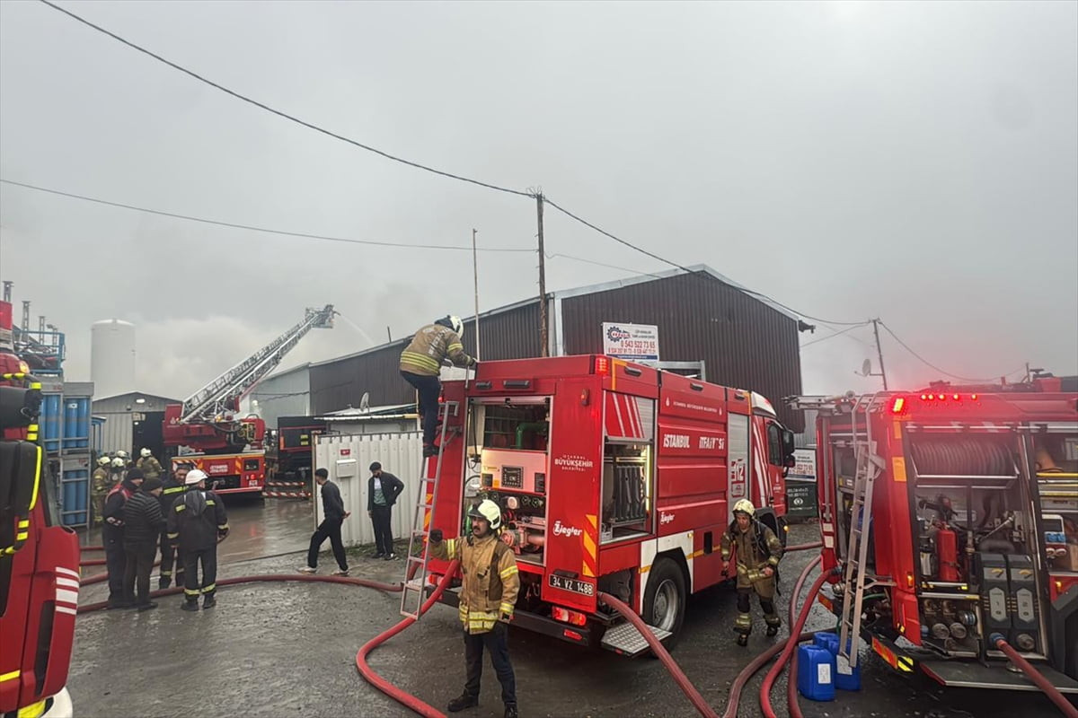 Eyüpsultan'da, aynı bölgede bulunan 3 ayrı iş yerinde çıkan yangına itfaiye ekipleri müdahale...