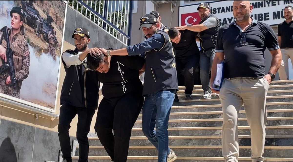 Eyüpsultan'da bir kişinin evinin önünde uğradığı silahlı saldırıda hayatını kaybetmesine ilişkin...
