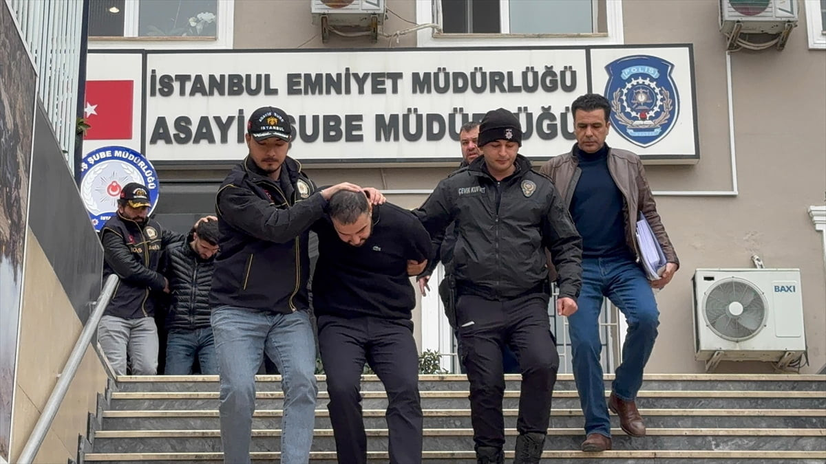 Eyüpsultan'da gece saatlerinde kepenkleri kırılan bir kuyumcudan 4 kilogram altının çalınmasına...