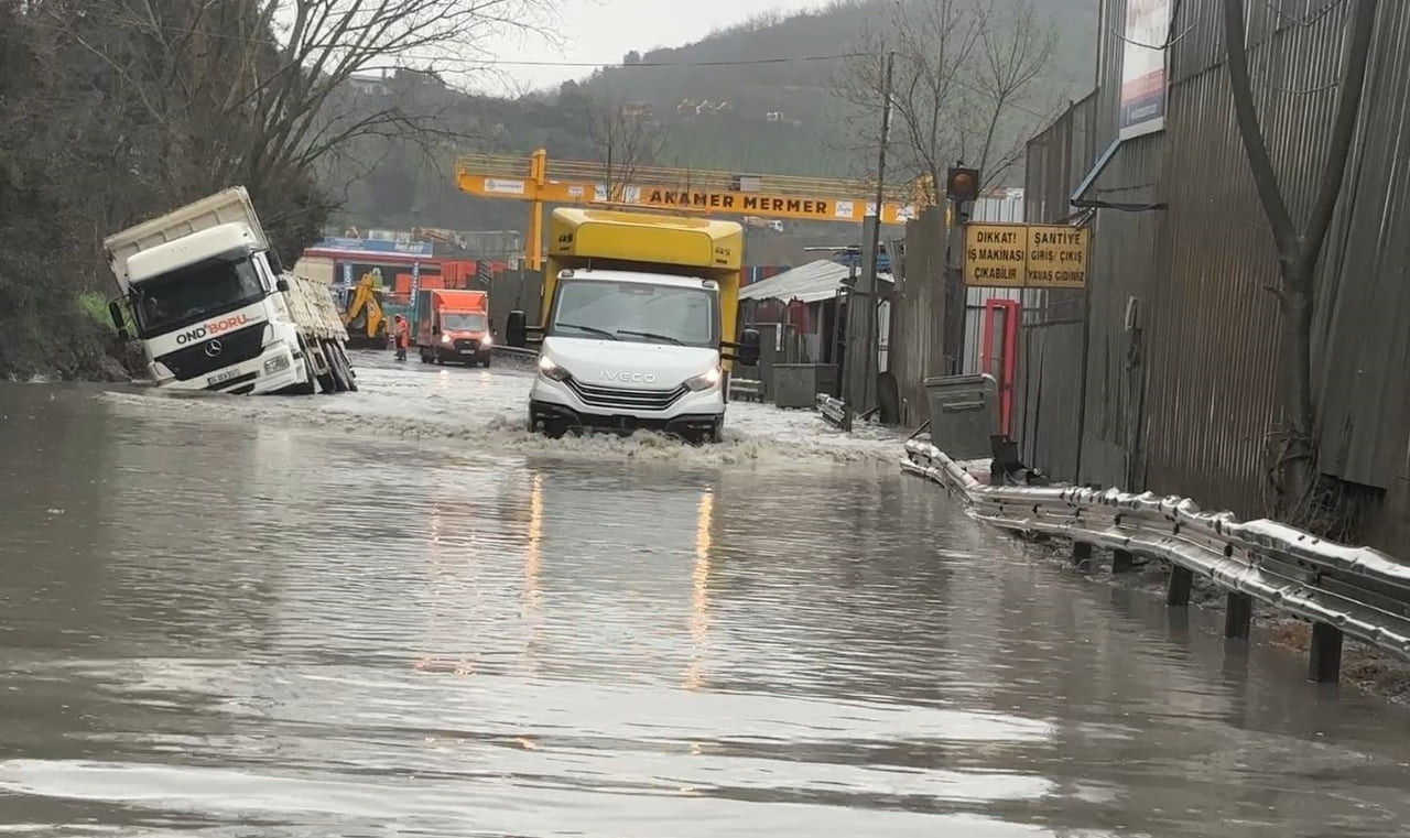 EYÜPSULTAN'DA GÖLE DÖNEN YOLDA SEYRETMEYE ÇALIŞAN BİR HAFRİYAT KAMYONU YAN YATTI.