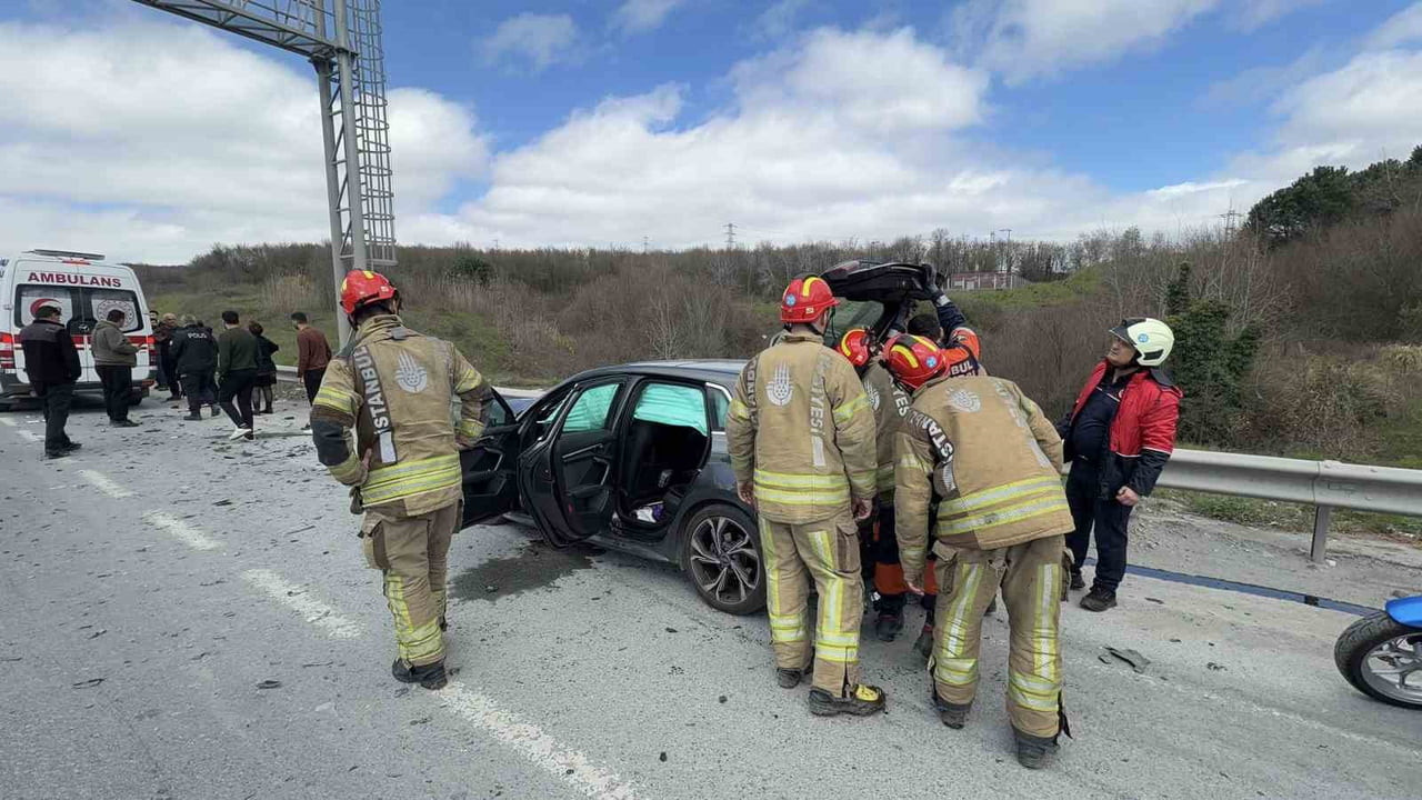 EYÜPSULTAN'DA HAFRİYAT KAMYONUNA ARKADAN ÇARPAN OTOMOBİL HURDAYA DÖNERKEN, KAZADA 1 KİŞİ...