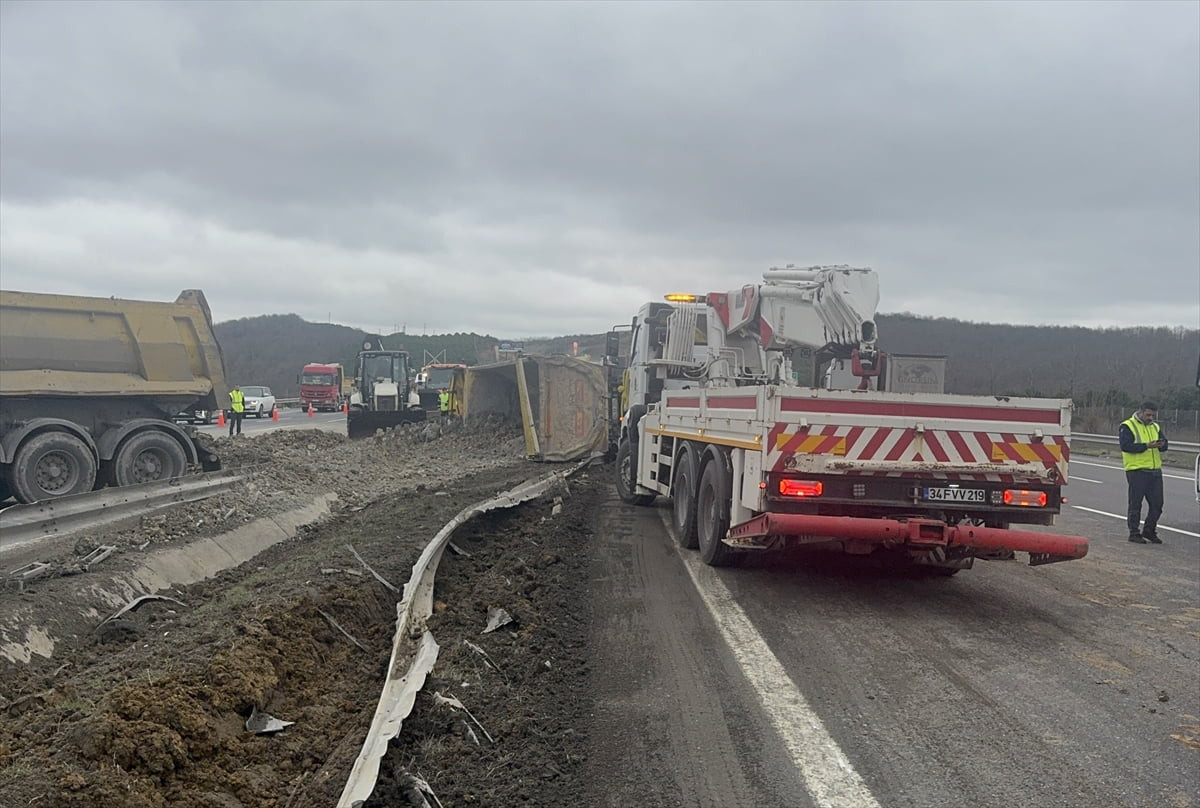 Eyüpsultan'da hafriyat kamyonunun devrilmesi sonucu Kuzey Marmara Otoyolu'nun bazı kesimlerinde...