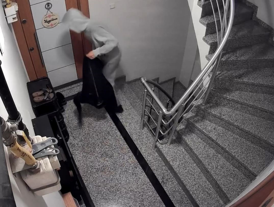 EYÜPSULTAN'DA KAPISI AÇIK KALAN APARTMANA GİREN HIRSIZ, MONTUNU ÇUVAL GİBİ YAPARAK BEĞENDİĞİ 8...