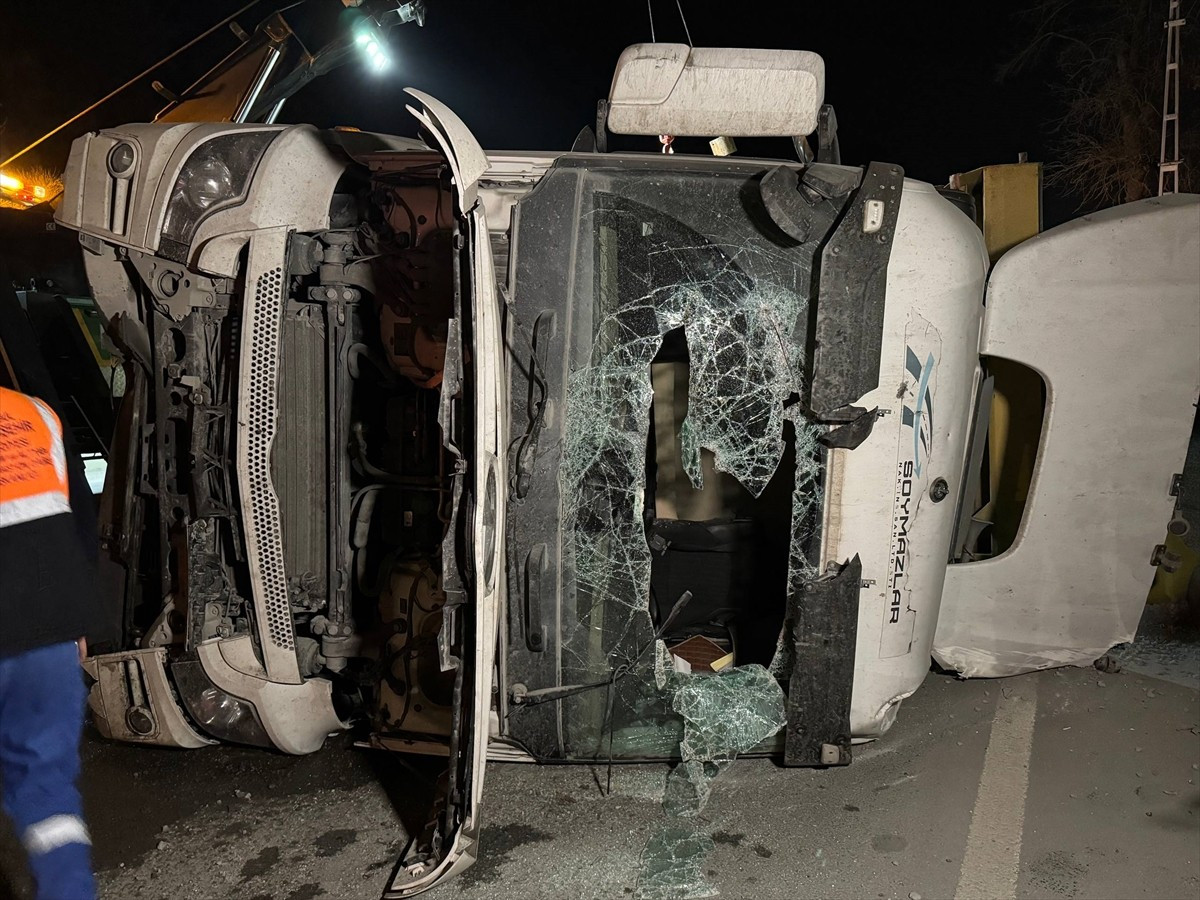 Eyüpsultan'da seyir halindeyken kontrolden çıkarak devrilen hafriyat kamyonunun sürücüsü...