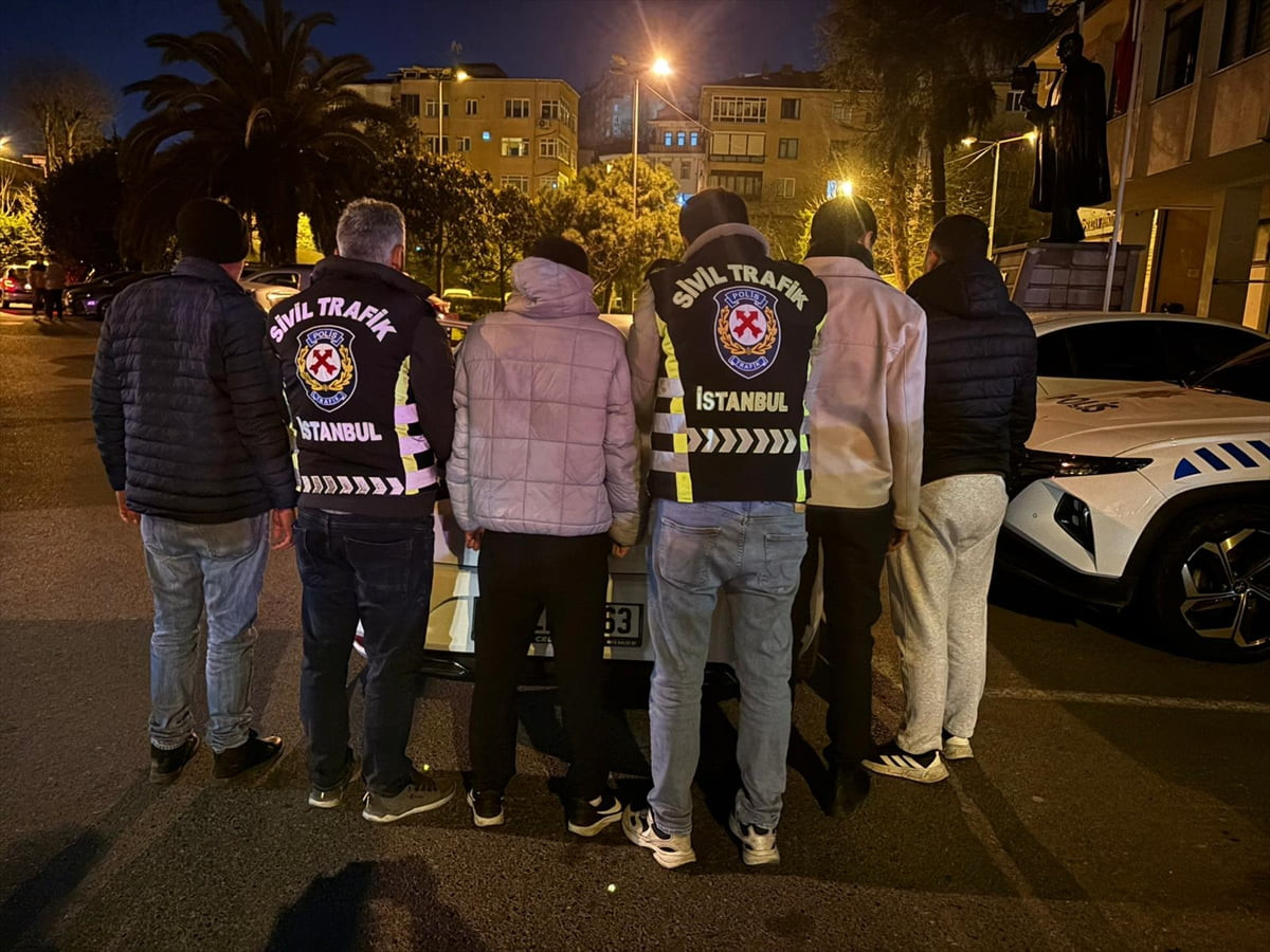 Eyüpsultan'da trafikte yumruk yumruğa kavga eden 2 araç sürücüsü ile araçlardaki 2 yolcuya, toplam...