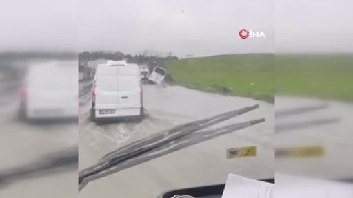 Eyüpsultan’da servis aracı su dolu kanalda yan yattı