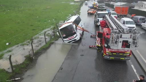 Eyüpsultan’da yan yatan servis aracı böyle görüntülendi
