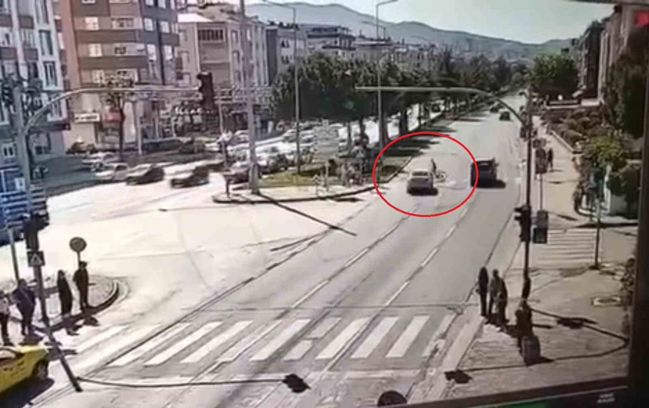 F SAMSUN’DA BİSİKLETİYLE YAYA GEÇİDİNDEN KARŞIYA GEÇMEYE ÇALIŞIRKEN OTOMOBİLİN ÇARPMASI SONUCU...