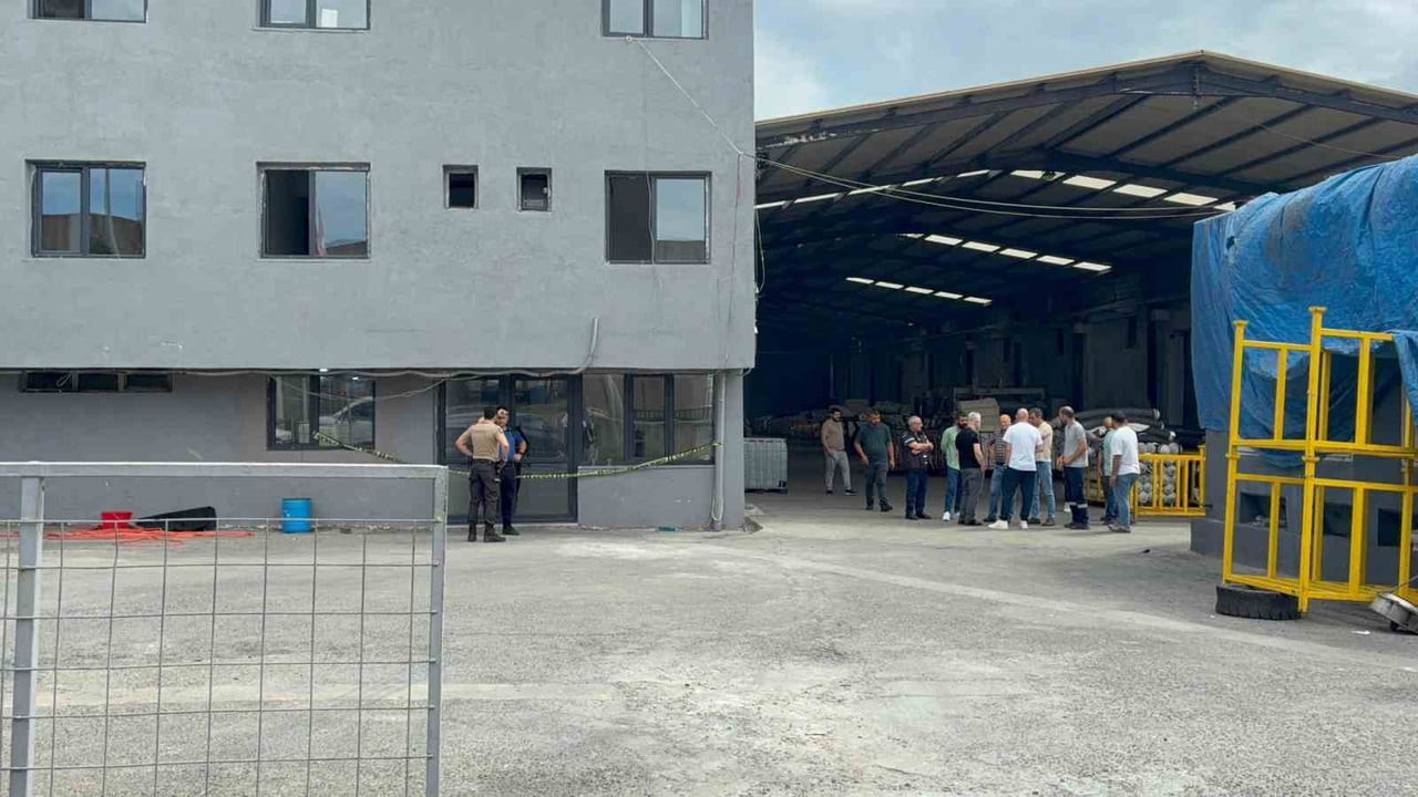 FABRİKADA KANLI HESAPLAŞMA; 1 KİŞİ ÖLDÜ, 1 KİŞİ YARALANDI