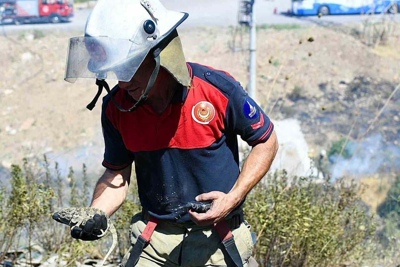 FABRİKAYA SIÇRAYAN ALEVLER KONTROL ALTINA ALINIRKEN, İZMİR İTFAİYESİ YANGIN SIRASINDA DUMANDAN...