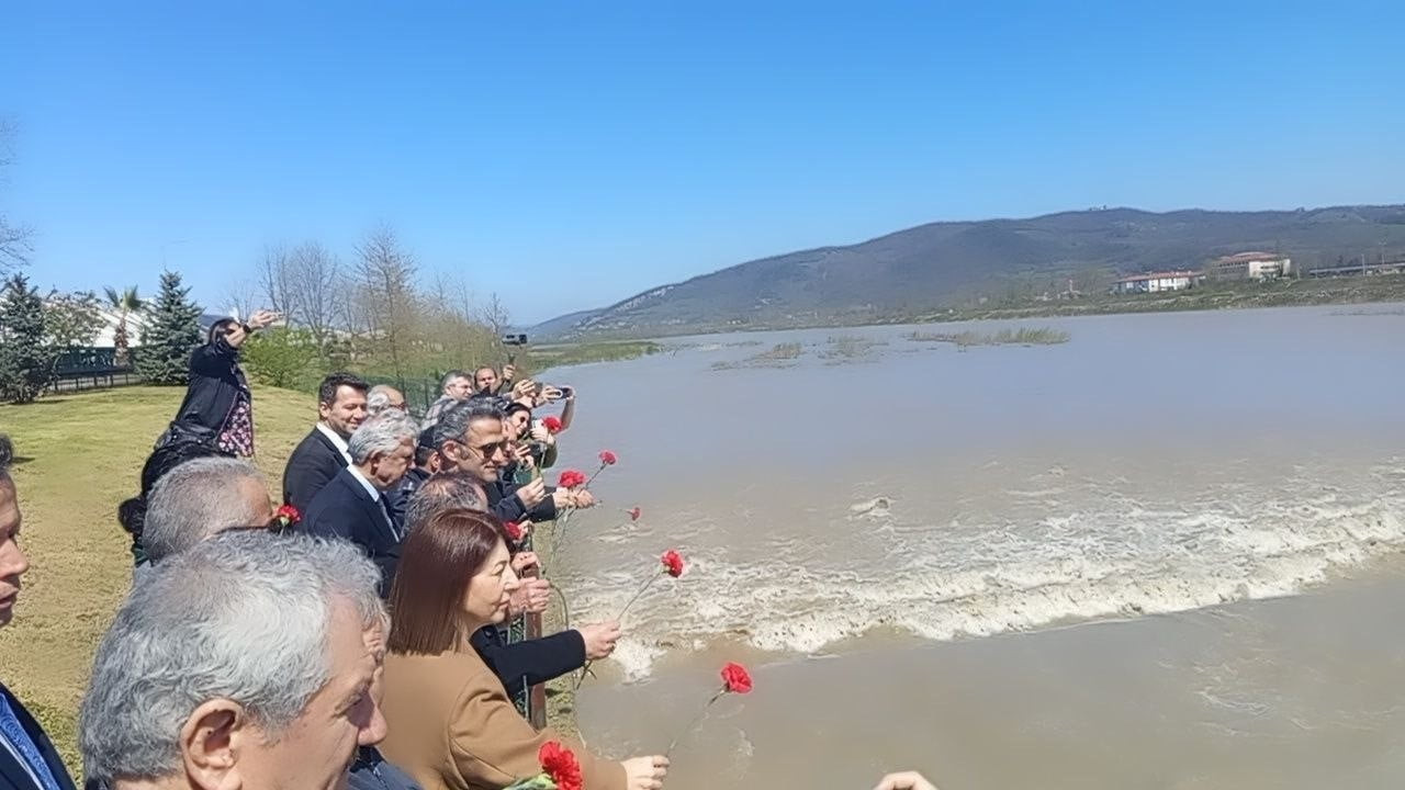 FACİANIN 13’ÜNCÜ YILDÖNÜMÜNDE HAYATINI KAYBEDENLER İÇİN ANMA TÖRENİ DÜZENLENDİ.