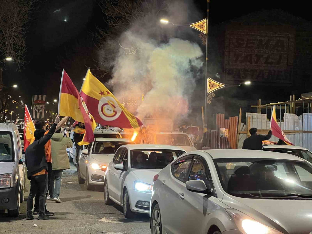 FAİKBEY CADDESİ’NE AKIN EDEN VATANDAŞLAR, MARŞLAR SÖYLEYİP TEZAHÜRATLARLA ŞAMPİYONLUĞU...