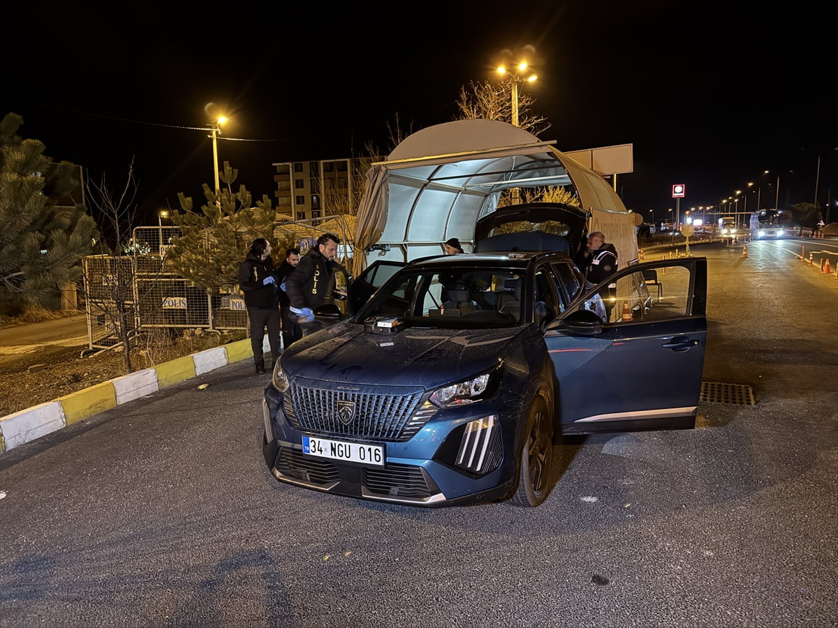 Farklı illerde cep telefonu satmak için internet sitelerine ilan veren kişileri sahte altınla...