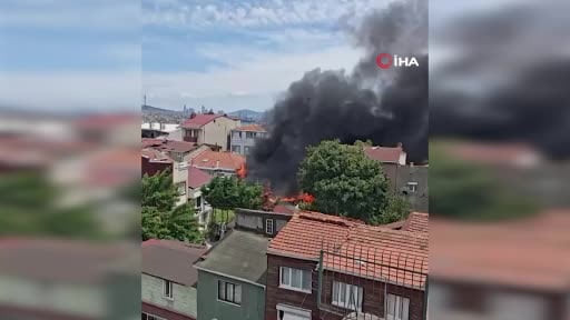 Fatih Balat'ta bir otomobil tamirhanesinde yangın: Dumanlar gökyüzünü kapladı