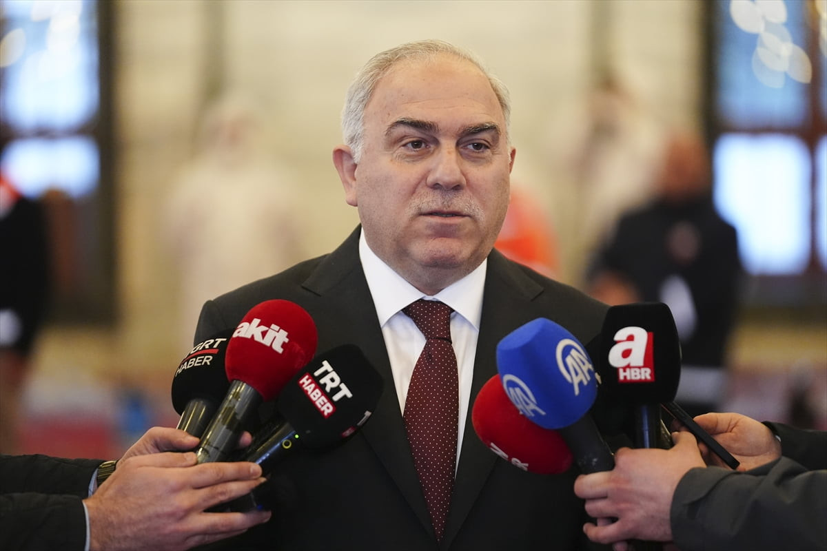 Fatih Belediyesi ekipleri, ramazana hazırlık kapsamında Fatih Camisi'nde temizlik ve dezenfekte...