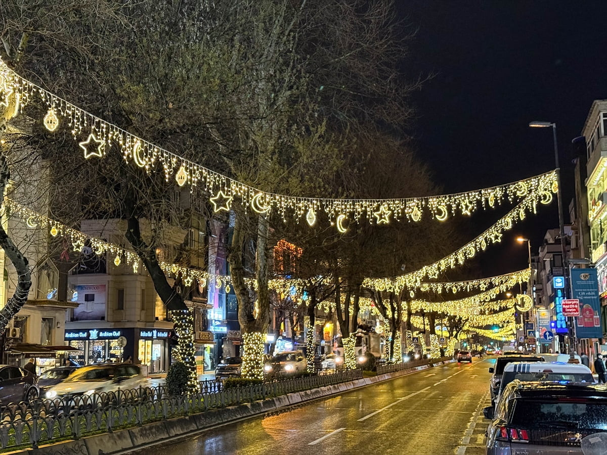 Fatih Belediyesi, ramazan öncesinde Fevzipaşa Caddesi'ni ışıklı yıldızlar ve hilallerle...