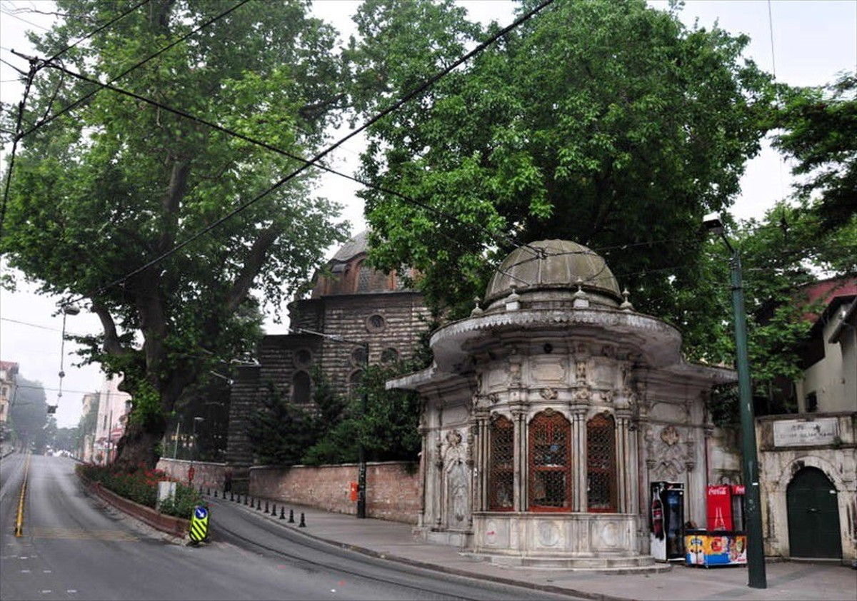 Fatih Belediyesi, uzun yıllardır ihmal edilmiş, kimi zaman büfe ya da depo olarak kullanılan...