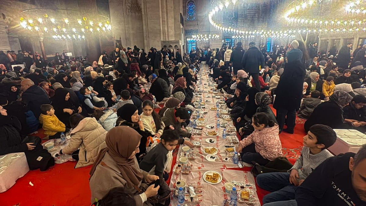 Fatih Belediyesi ve Fatih Müftülüğü işbirliğiyle Süleymaniye Camisi'nde çocuk iftarı programı...