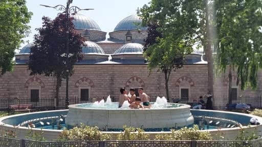 Fatih Camii avlusundaki süs havuzunda çocuklar yüzerek serinledi