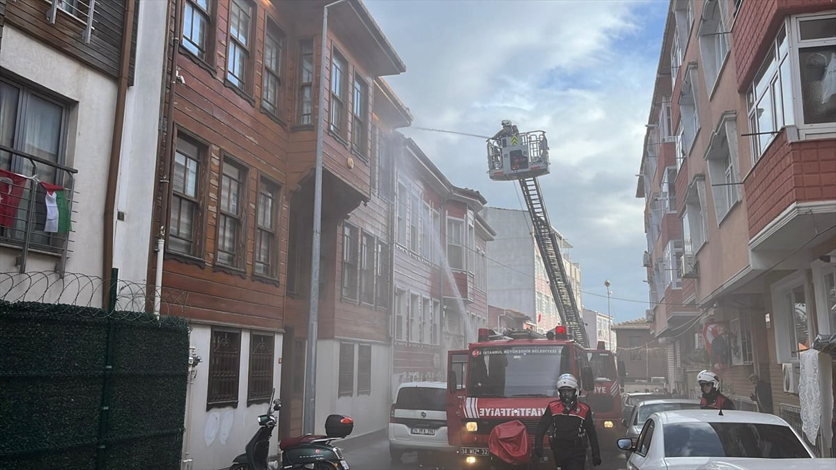 Fatih Karagümrük Mahallesi Niyazi Mısri Sokak'ta bir vakfa ait 4 katlı tarihi ahşap binada çıkan...