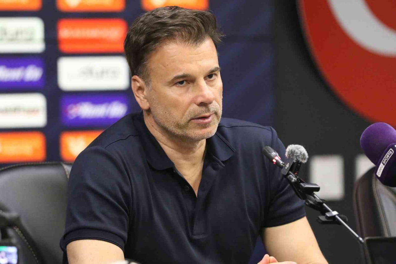FATİH KARAGÜMRÜK’TE TEKNİK DİREKTÖR ALEKSANDAR STANOJEVİC, MAÇIN ARDINDAN DÜZENLENEN BASIN...