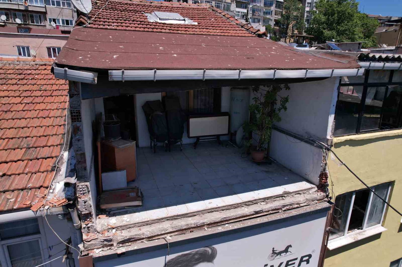 FATİH LALELİ'DE 5 KATLI BİNANIN EN ÜST KATINDAN KOPAN BETON VE METAL PARÇALAR YERE DÜŞTÜ. FATİH...