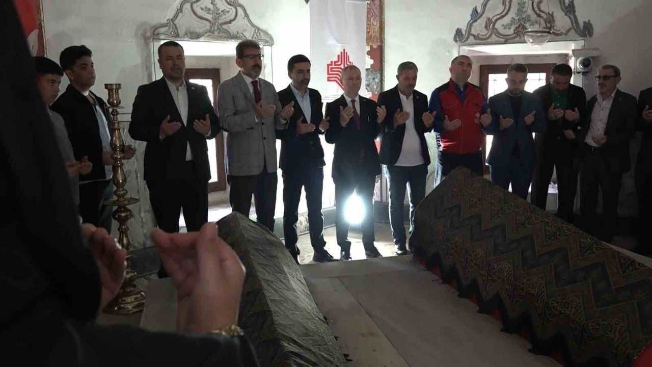 FATİH SULTAN MEHMED HAN'IN BURSA MURADİYE KÜLLİYESİ'NDEKİ MEDFUN OLAN ANNESİ HÜMA HATUN, ANNELER...
