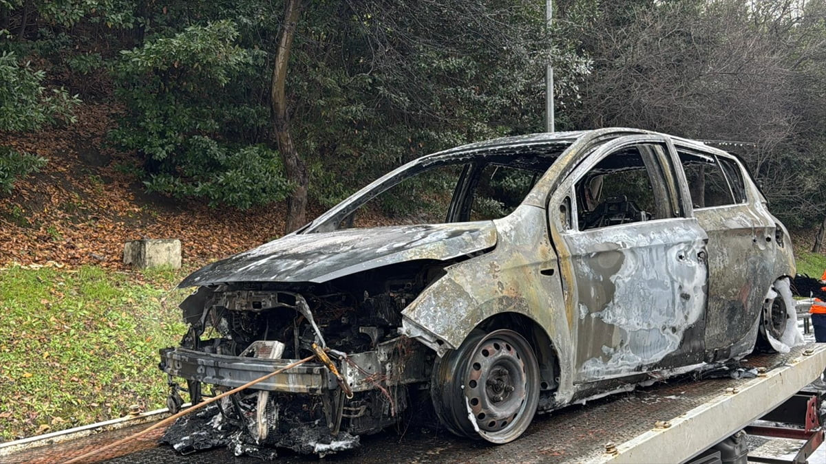 Fatih Sultan Mehmet Köprüsü girişinde bir otomobilde çıkan yangın itfaiye ekiplerince...