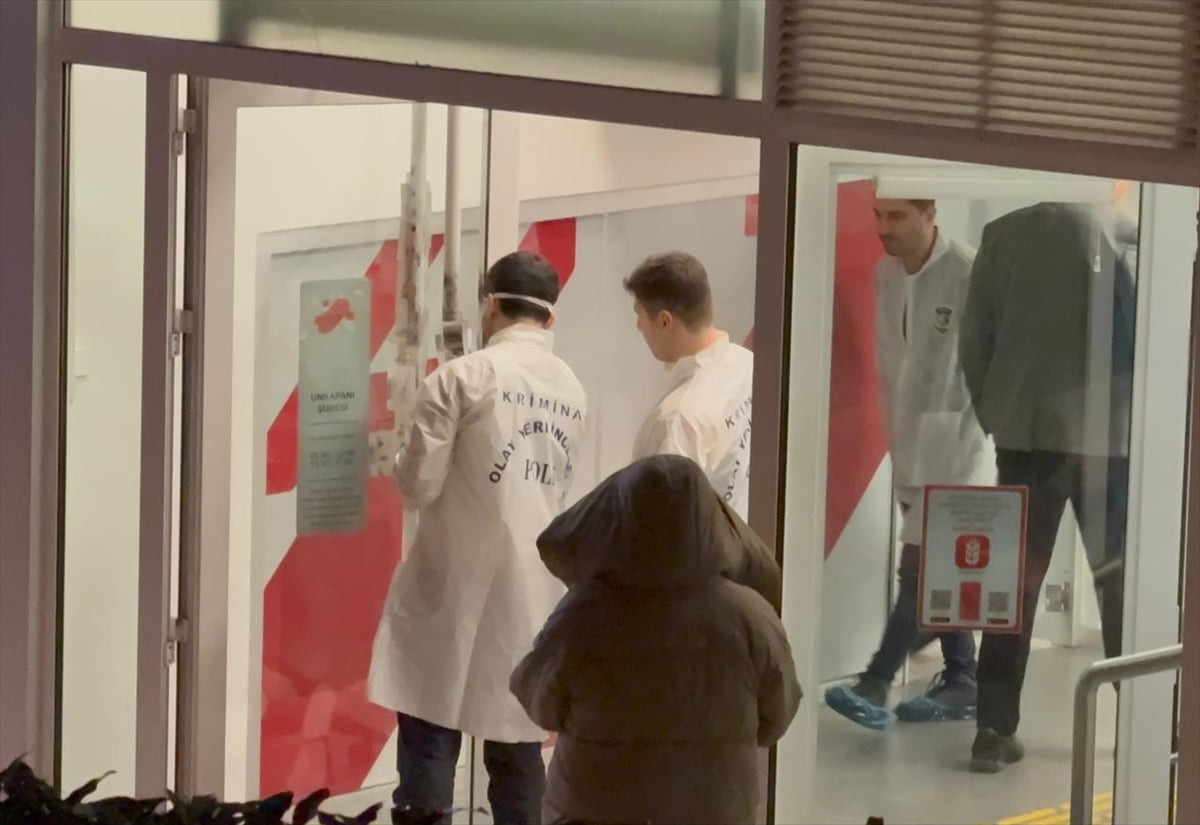 Fatih Unkapanı Mahallesi'nde bir banka şubesine giren silahlı ve cerrahi maskeli soyguncu...