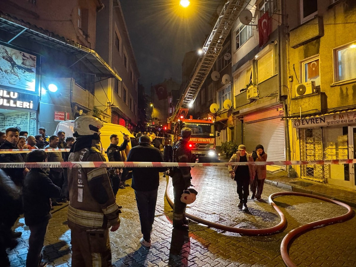 Fatih'te 3 katlı binanın çatısında çıkan yangın itfaiye ekiplerinin müdahalesiyle...