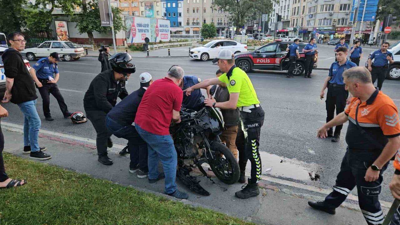 FATİH'TE 3 MOTORSİKLET BİRBİRİNE GİRDİ: 1'İ AĞIR 5 YARALI