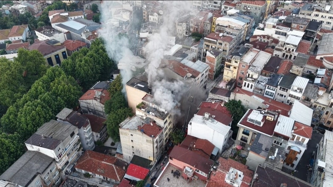 FATİH'TE 5 KATLI İŞ HANINDAN DUMANLAR YÜKSELDİ: 1 KİŞİ HAFİF YARALI KURTARILDI